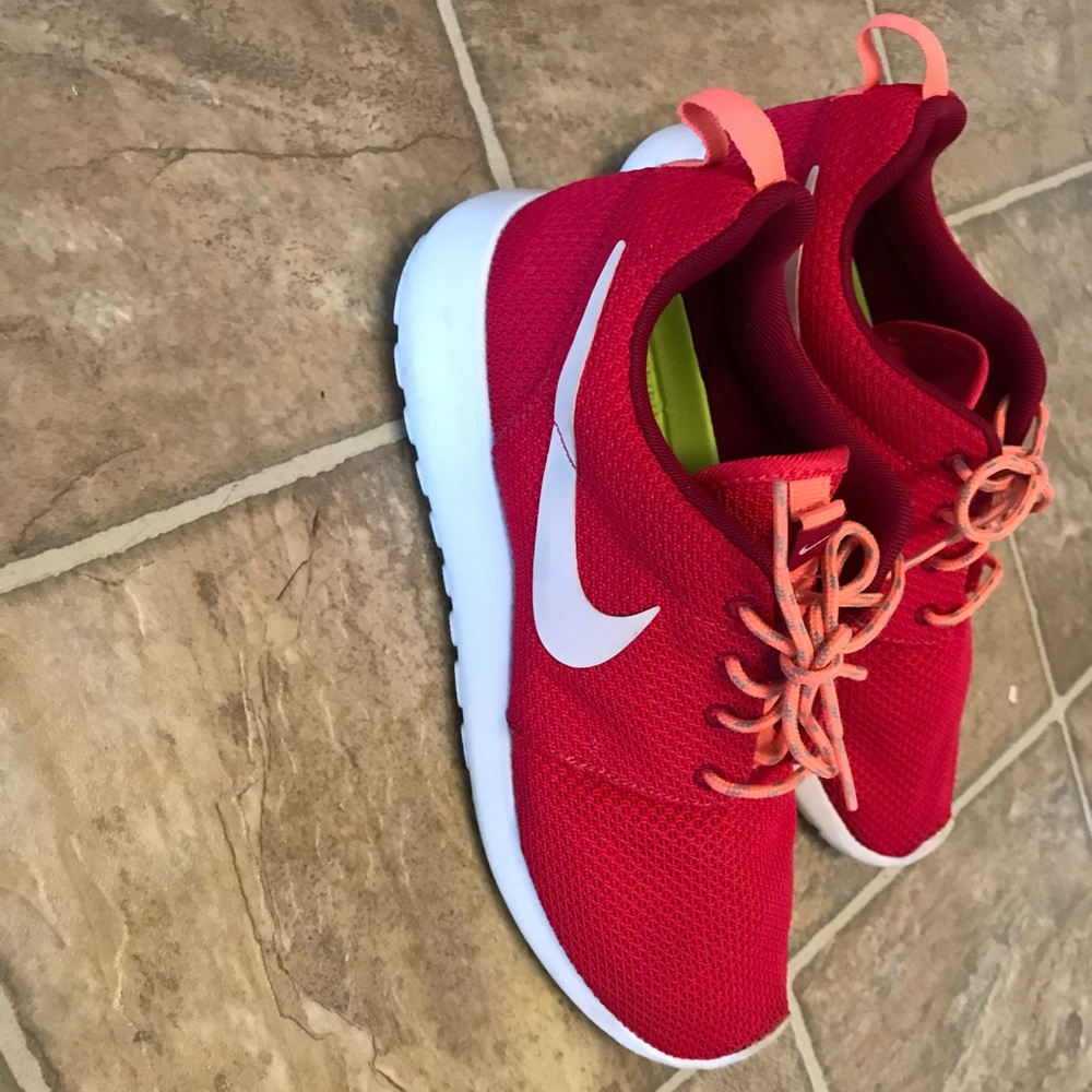 Nike Women’s Roshe Run Sportswear Shoe